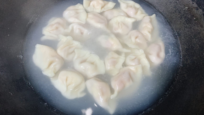 西红柿鸡蛋饺子,中间加适量凉水,煮至睡觉浮起即可