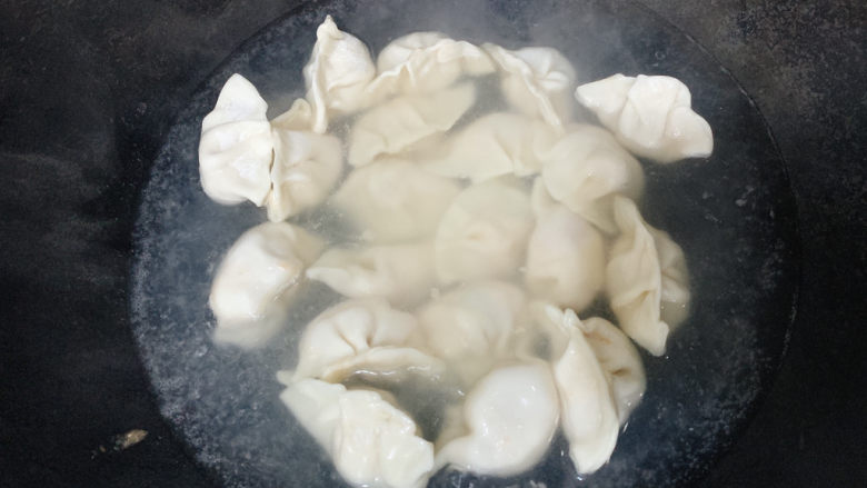 西红柿鸡蛋饺子,锅烧热水,将饺子加入其中