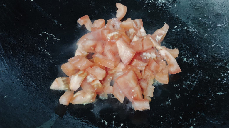 西红柿鸡蛋饺子,然后锅中再加入适量油,将西红柿丁加入其中
