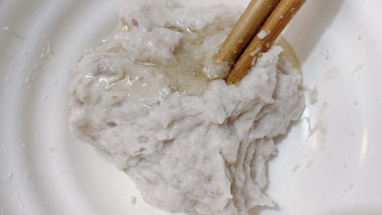 鲅鱼丸子汤,可加适量油,让鱼肉丸子吃起来更润,中途发现肉糜过湿润,可在加适量木薯粉搅拌,搅拌越久越有弹性
