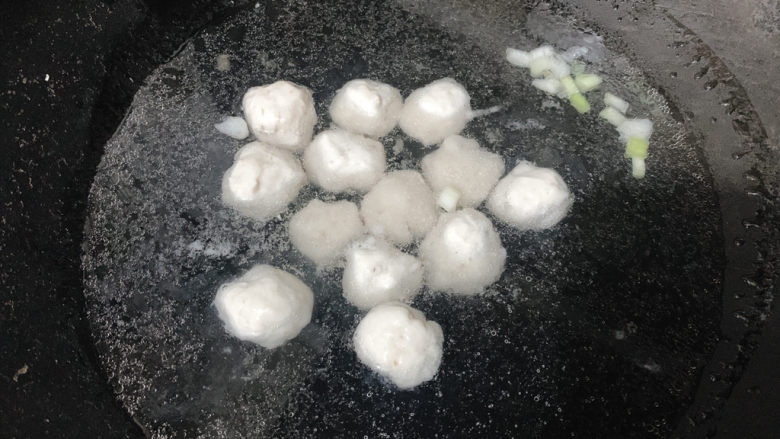 鲅鱼丸子汤,中小火煮至沸腾后,小火再煮5分钟
