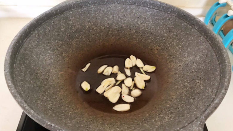 清炒白萝卜,油烧热后加入蒜片,炒出香味