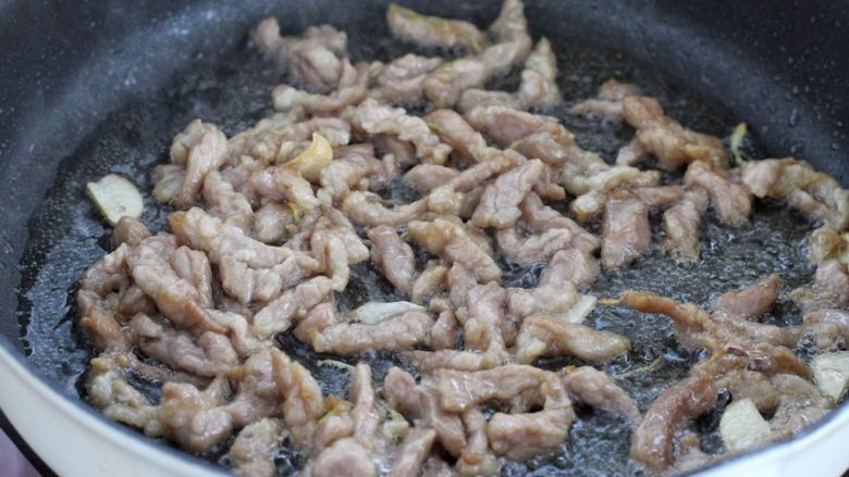 尖椒肉丝,接着放入腌制好的肉丝,炒至发白变色状态盛出。