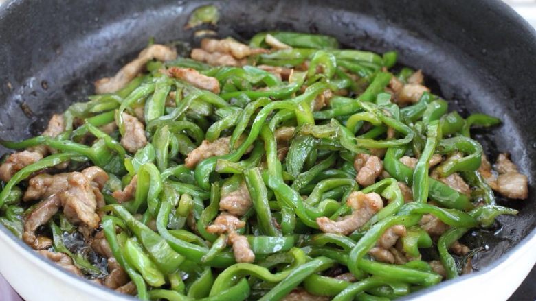 尖椒肉丝,最后再将肉丝倒回锅中,与辣椒混合翻炒均匀,关火即可。