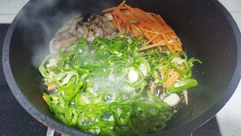 尖椒肉丝,加入青椒,