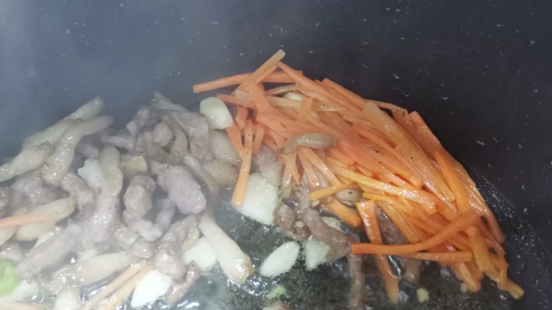 尖椒肉丝,加入胡萝卜丝,