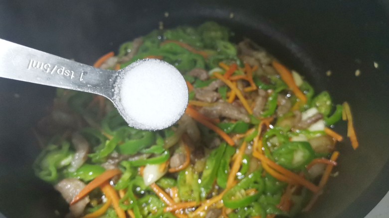 尖椒肉丝,加一勺盐调匀,