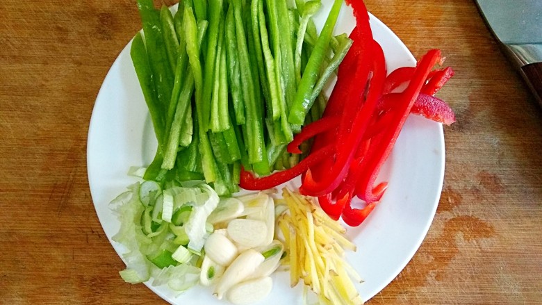 尖椒肉丝,葱切小段,蒜切片,姜切丝。<a style='color:red;display:inline-block;' href='/shicai/ 61'>青椒</a>,红椒洗净去蒂去筋,切成和肉丝一样粗细的丝。