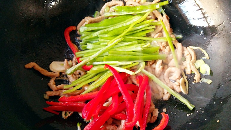 尖椒肉丝,炒至肉丝变色后加入青红椒丝,翻炒断生。