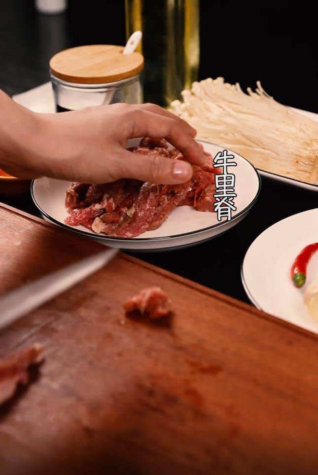牛肉煲,<a style='color:red;display:inline-block;' href='/shicai/ 973'>牛里脊</a>切片,切好后放入盘子中