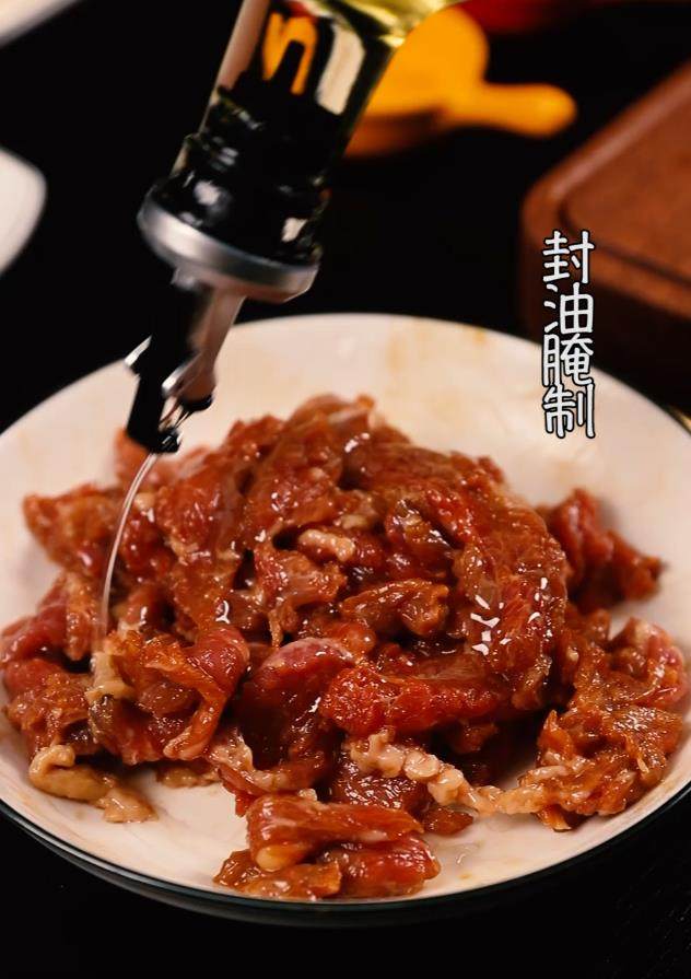 牛肉煲,放入<a style='color:red;display:inline-block;' href='/shicai/ 718'>料酒</a>、<a style='color:red;display:inline-block;' href='/shicai/ 788'>生抽</a>、耗油、盐、淀粉抓匀后封油腌制