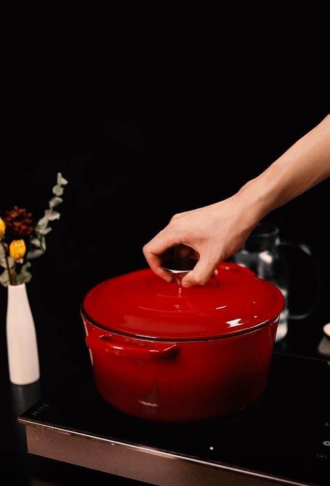 牛肉煲,加清水煮 开锅加入小米辣、葱花焖煮5分钟