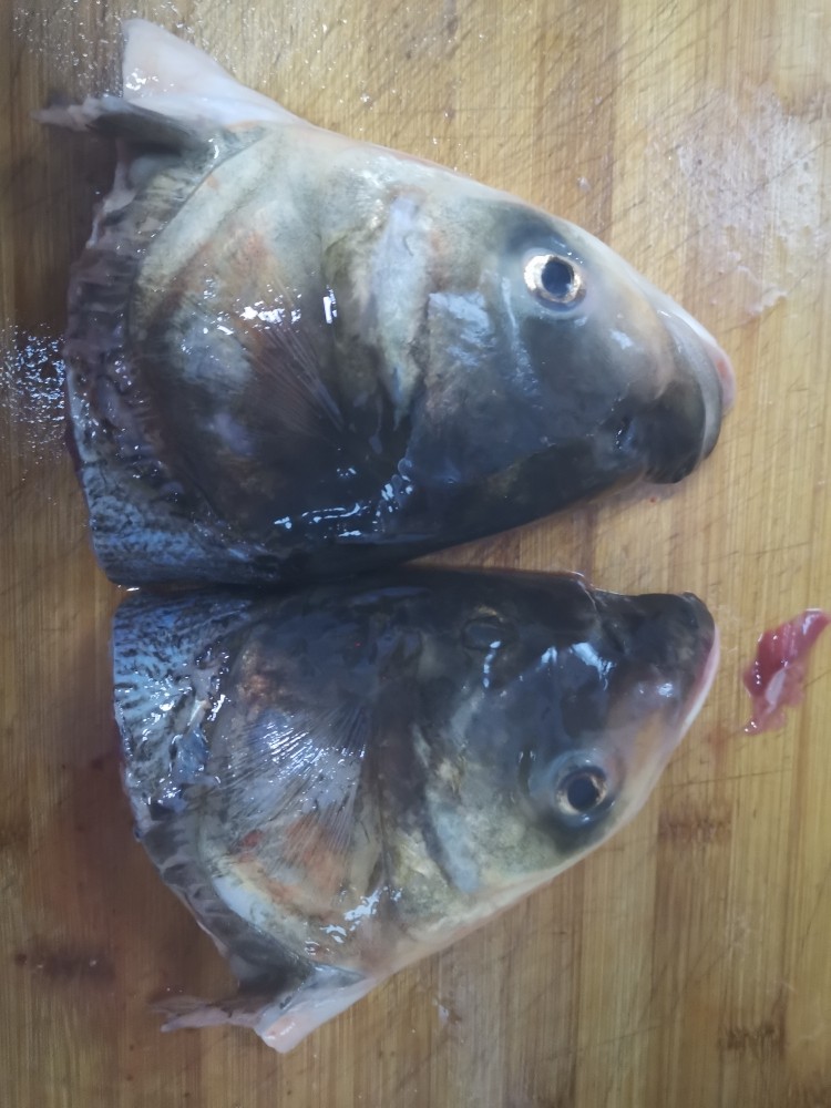 鱼头豆腐煲,鱼头清洗干净,分成2半