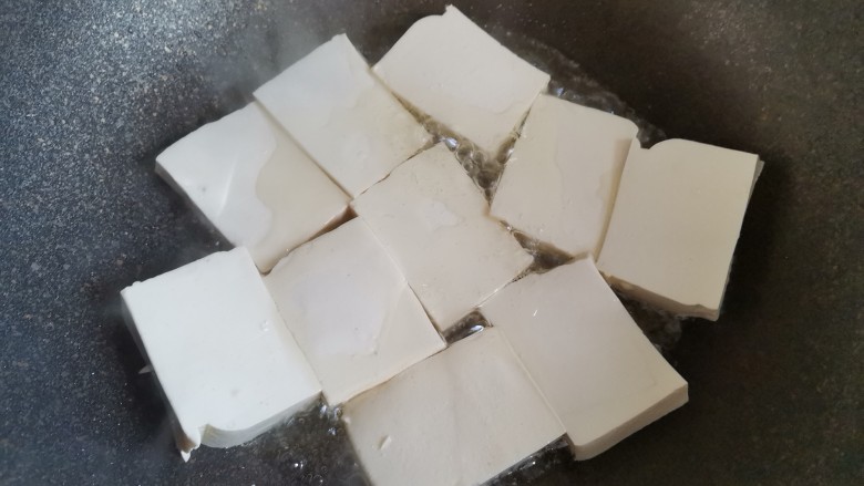鱼头豆腐煲,一锅烧油,下入豆腐,小火煎