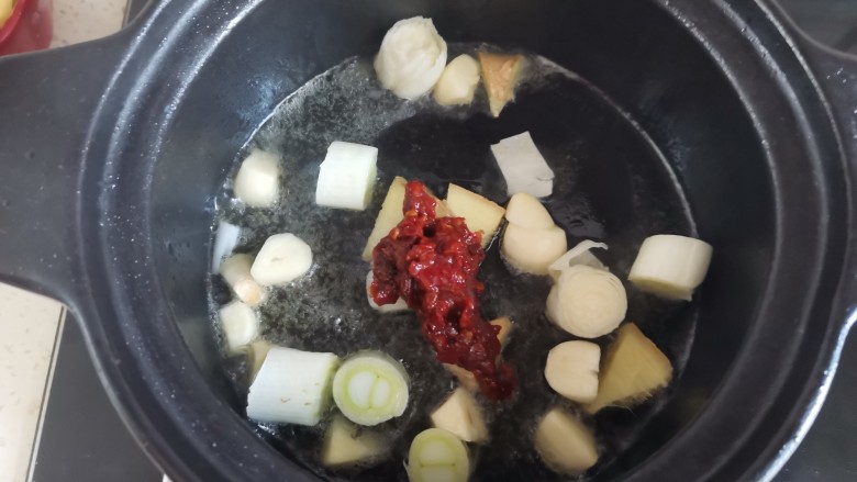 鱼头豆腐煲,加入一勺<a style='color:red;display:inline-block;' href='/shicai/ 705'>豆瓣酱</a>,翻炒均匀