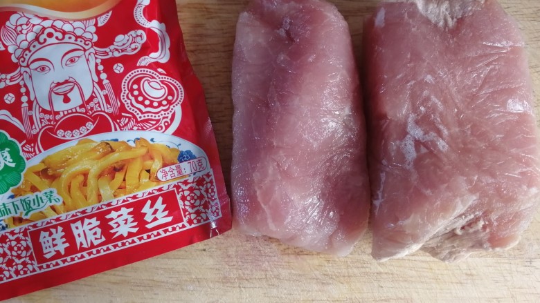 榨菜蒸肉饼,主料:里脊肉,<a style='color:red;display:inline-block;' href='/shicai/ 722'>榨菜</a>。