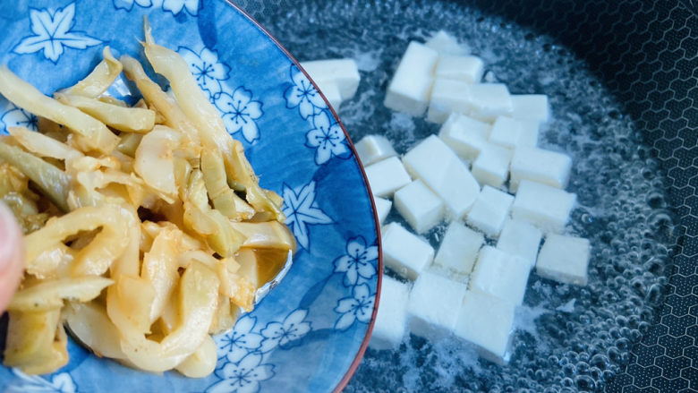 榨菜豆腐汤,加入榨菜煮两分钟即可