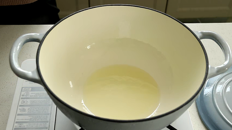 羊肉抓饭,开大火将锅烧热,倒入少量油