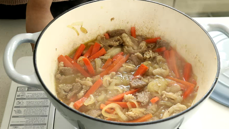 羊肉抓饭,下胡萝卜和<a style='color:red;display:inline-block;' href='/shicai/ 146542'>孜然粉</a>炒出香味
将羊肉倒回锅里,加少许料酒,倒入开水约350ml