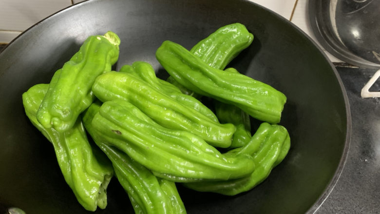 虎皮青椒,锅热了不要倒油,青椒直接下锅