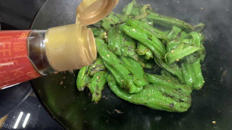 虎皮青椒,来点醋,翻炒均匀就可以出锅了