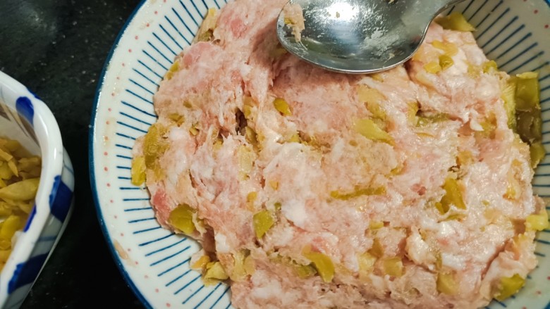 榨菜蒸肉饼,拌均匀肉泥和榨菜