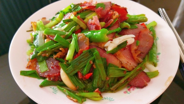 尖椒炒腊肉,尖椒炒<a style='color:red;display:inline-block;' href='/shicai/ 436'>腊肉</a>。