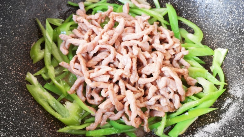 尖椒肉丝,下入炒好的肉丝。
