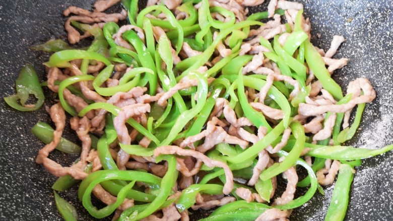 尖椒肉丝,翻炒均匀即可!