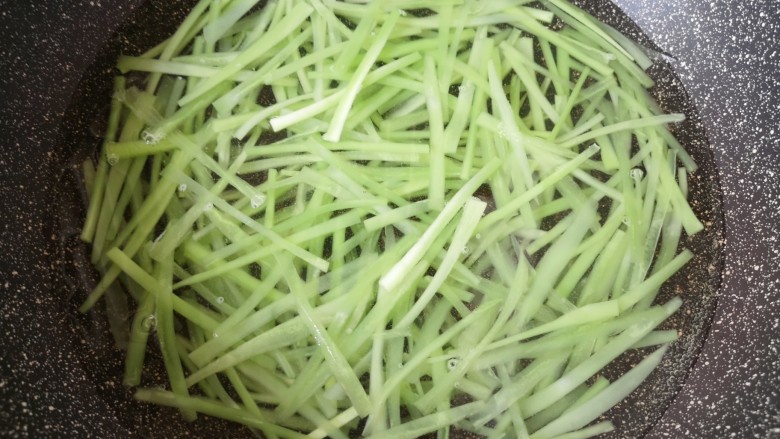 黄豆芽拌海带,锅里放水烧开以后关火,放入莴笋丝烫一下捞出。