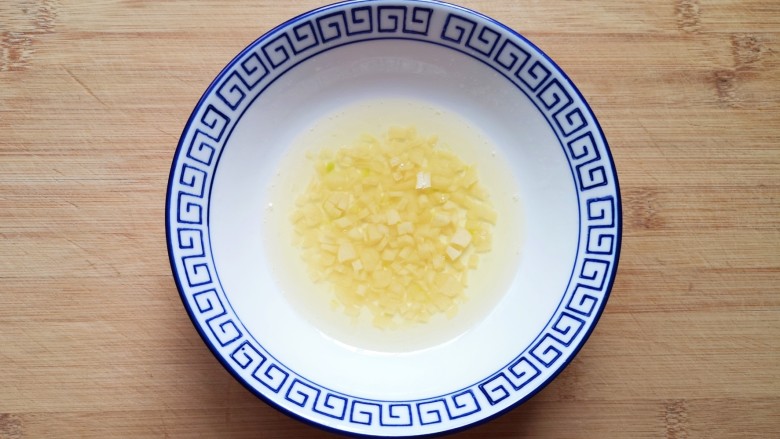黄豆芽拌海带,将大蒜放入碗里,锅里倒适量的食用油烧至冒烟,泼在蒜末上激出香味。