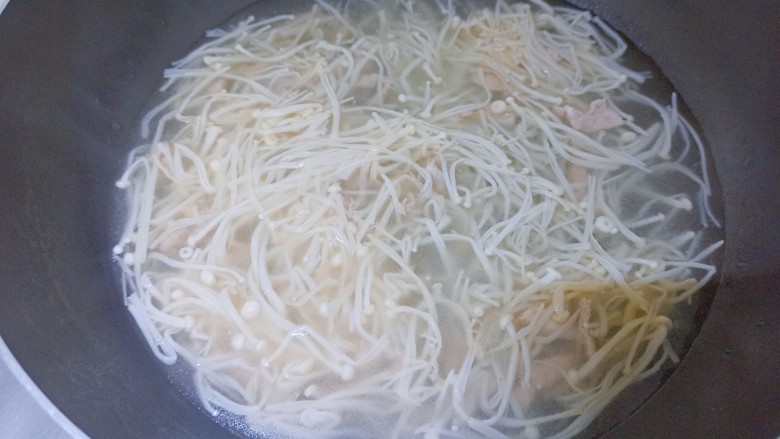 榨菜豆腐汤,加入适量清水,清水的量看你自己想多喝汤否