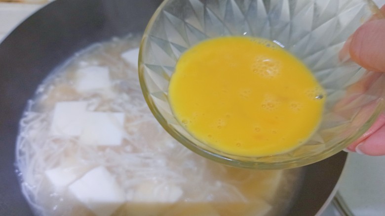 榨菜豆腐汤,再加入鸡蛋,加好后用铲子轻轻推几下,不要太用力搅拌以免把豆腐搅散。鸡蛋熟后就可以出锅了