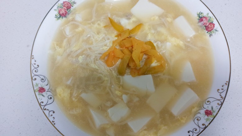 榨菜豆腐汤,放上<a style='color:red;display:inline-block;' href='/shicai/ 722'>榨菜</a>,也可以出锅前就放里面