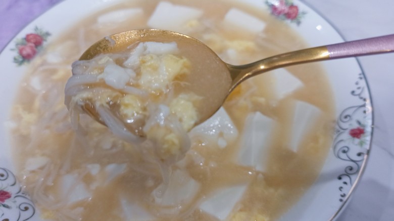 榨菜豆腐汤,再来点金针菇,真的美味哦,大家可以试试