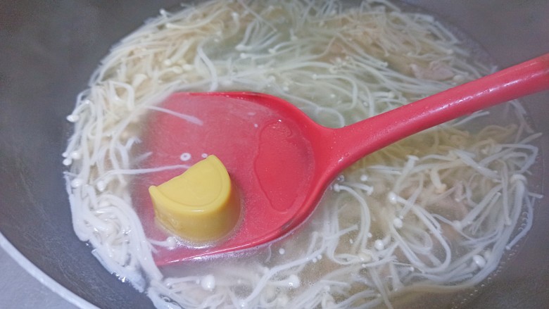 榨菜豆腐汤,加入半个浓汤宝就够了,如果汤真的很多就多加一点