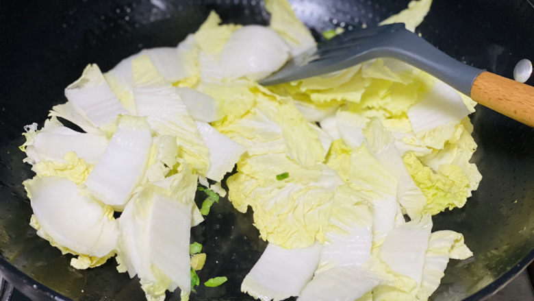 油豆腐炒白菜,加入大白菜;