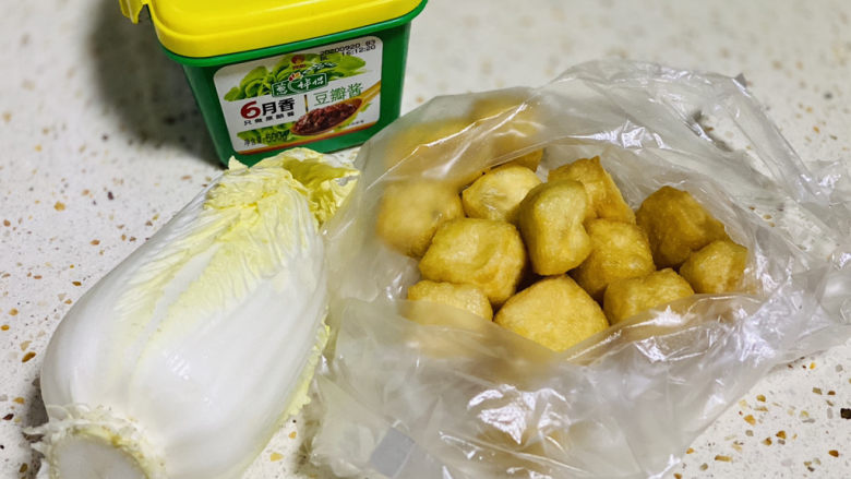油豆腐炒白菜,准备食材;