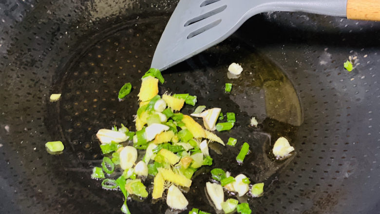 油豆腐炒白菜,锅里还有油;加入葱蒜姜爆香;