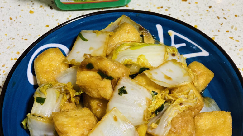 油豆腐炒白菜,可以上碟了;