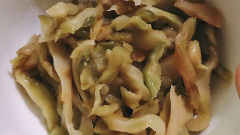 榨菜蒸肉饼,榨菜从包装袋拆出来,冲洗干净