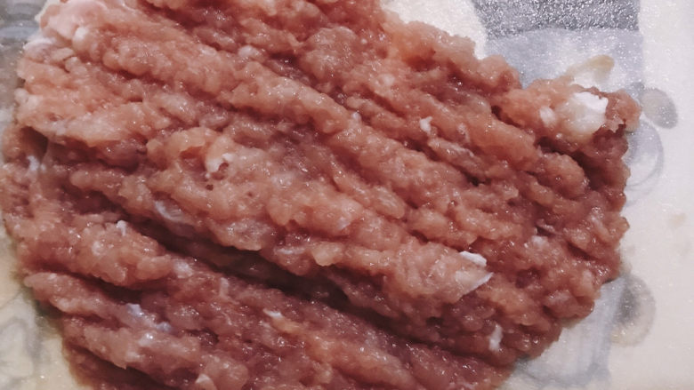 榨菜蒸肉饼,瘦肉剁成肉末,一起放入碗中