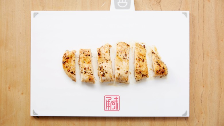 芒果+鲜橙+鸡胸肉=周末的简单午餐,9、拿出后切块,大小看自己的喜好就可以。