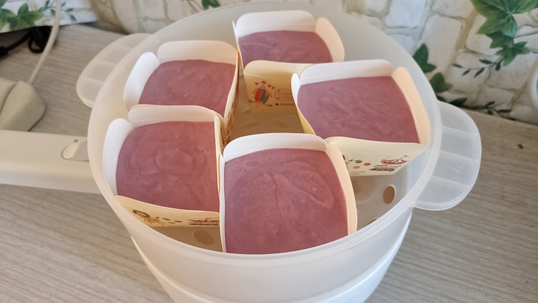 紫薯发糕,上锅蒸熟,水开后计时20分钟。
