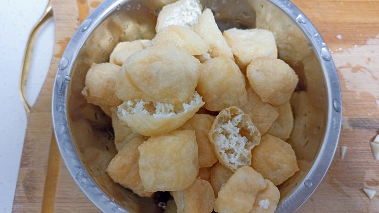 油豆腐炒白菜,<a style='color:red;display:inline-block;' href='/shicai/ 483'>油豆腐</a>清洗一下,大的话稍微切一下,小的就不用了