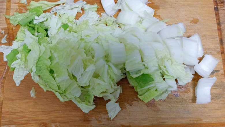 油豆腐炒白菜,<a style='color:red;display:inline-block;' href='/shicai/ 114'>白菜</a>切一下,切法随意