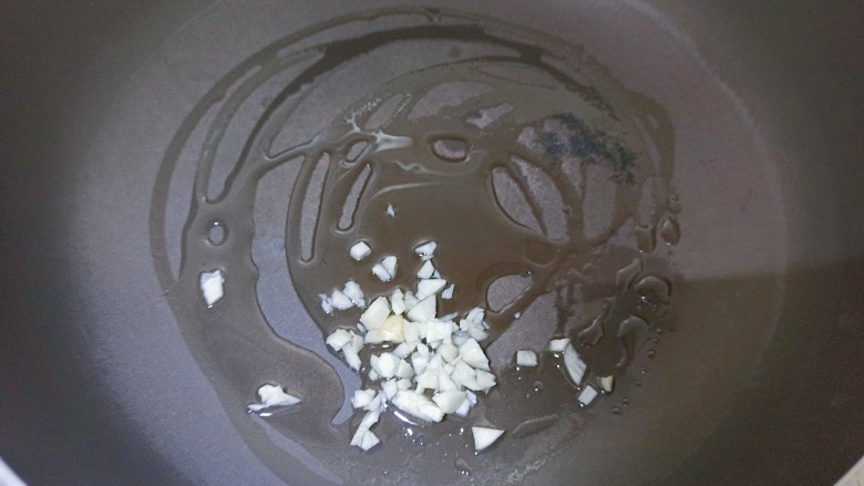 油豆腐炒白菜,锅内放入适量食用油,把蒜末爆香