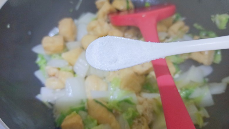 油豆腐炒白菜,加入少量食盐