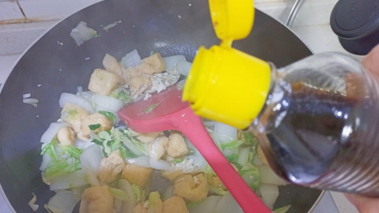 油豆腐炒白菜,加入适量<a style='color:red;display:inline-block;' href='/shicai/ 788'>生抽</a>,再翻炒2-3分钟就可以出锅了