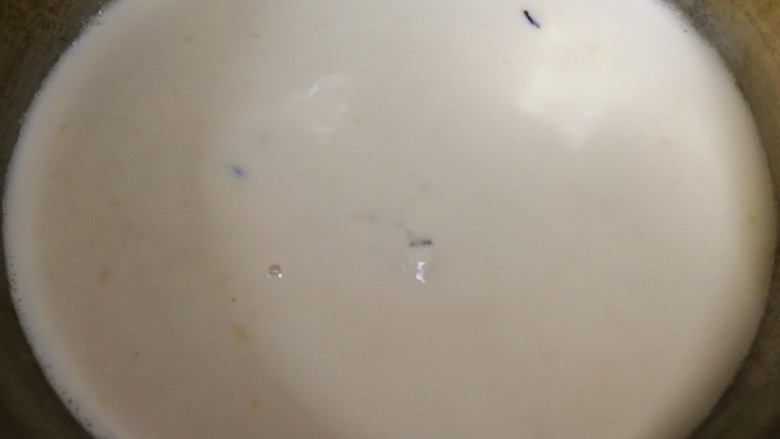 黑珍珠奶茶冻,加入牛奶,文火煮沸。